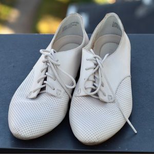 AEROSOLES Leather Knockout Oxford Flat Shoes in Bone Leather (Natural) Size 7.5